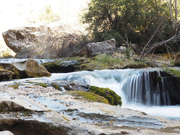 Piękny wodospad z naturalnej scenerii gór