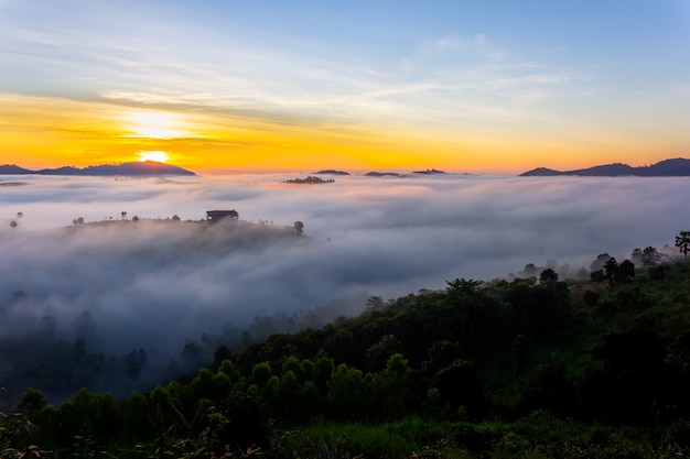 Piękny wschód słońca i mgła przy Khao Kho, Phetchabun prowincja, Tajlandia.