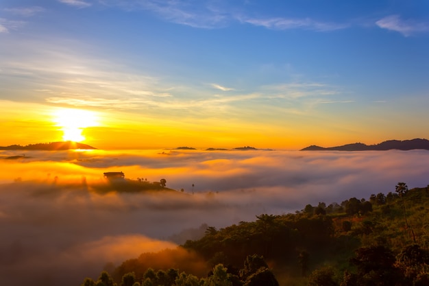 Piękny wschód słońca i mgła przy Khao Kho, Phetchabun prowincja, Tajlandia.