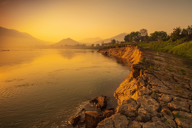 Piękny wschód słońca na Mekong rzece przy Chiang Khan, granicą Tajlandia i Laos, Loei prowincja, Tajlandia.