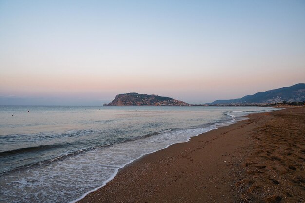 Piękny Wschód Słońca Na Plaży Alanya Z Widokiem Na Słynną Wyspę Alanya W Turcji