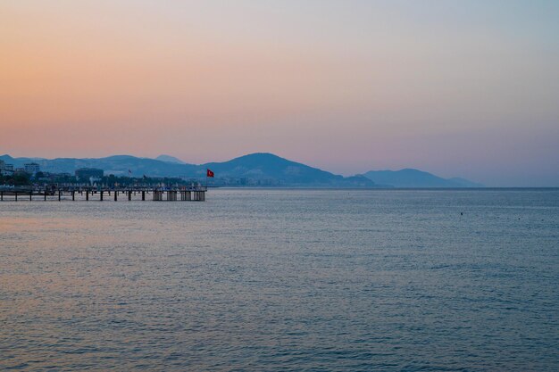 Piękny Wschód Słońca Na Plaży Alanya Z Widokiem Na Słynną Wyspę Alanya W Turcji