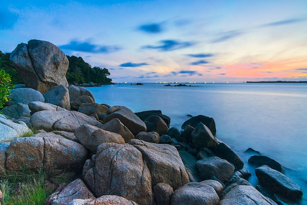 Piękny wschód słońca na plaży Bintan