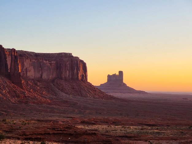 Zdjęcie piękny wschód słońca na sentinel mesa w monument valley