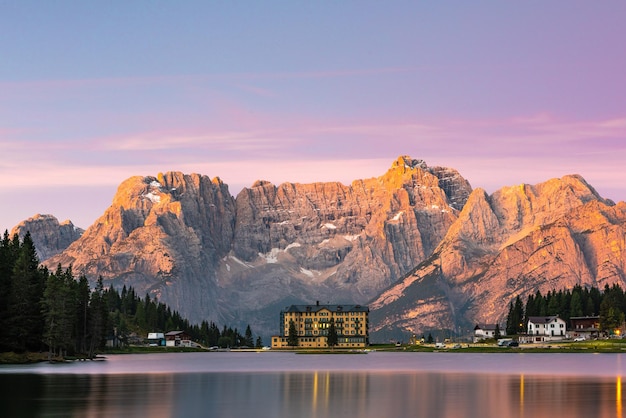 Piękny wschód słońca nad jeziorem Misurina we włoskich Dolomitach