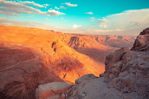 Piękny Wschód Słońca Nad Morzem Martwym. Widok Z Twierdzy Masada