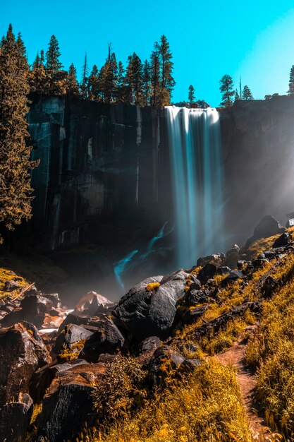 Piękny wschód słońca nad wodospadami Vernal z Parku Narodowego Yosemite w Kalifornii w Stanach Zjednoczonych