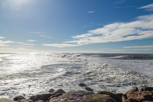 Zdjęcie piękny wschód słońca z błękitnym niebem na plaży furadouro w portugalii.