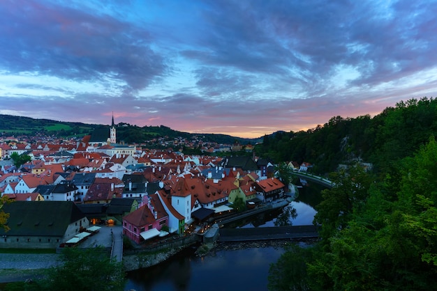 Piękny zabytkowy Cesky Krumlov, wpisany na Listę Światowego Dziedzictwa UNESCO, o zachodzie słońca, Czechy