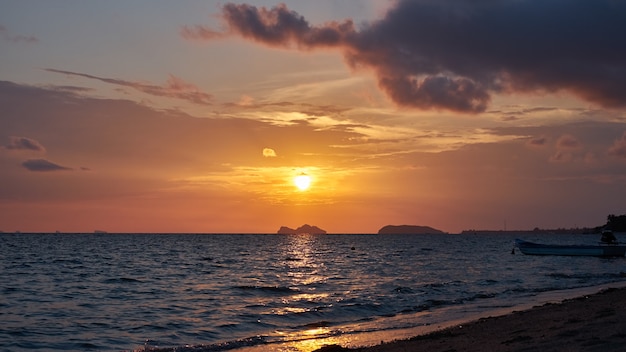 Piękny zachód słońca na Koh Phangan w Tajlandii