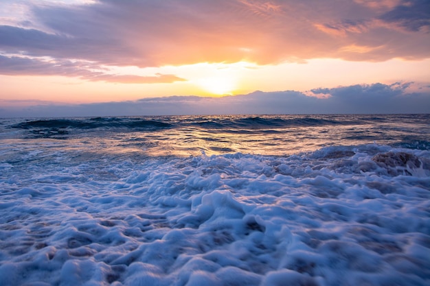 Zdjęcie piękny zachód słońca na piaszczystej plaży morskiej?