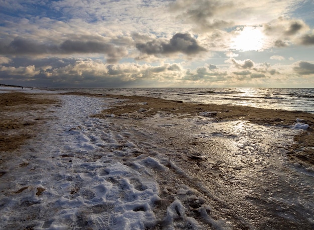 Piękny zachód słońca na piaszczystej plaży Morza Bałtyckiego na Litwie Kłajpeda