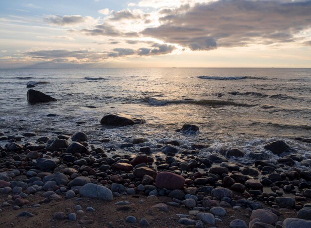 Piękny Zachód Słońca Na Piaszczystej Plaży Nad Morzem Bałtyckim W Lietva Kłajpeda