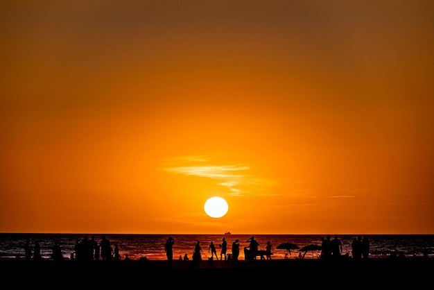 Piękny zachód słońca na plaży Conil de la Frontera w Kadyksie.