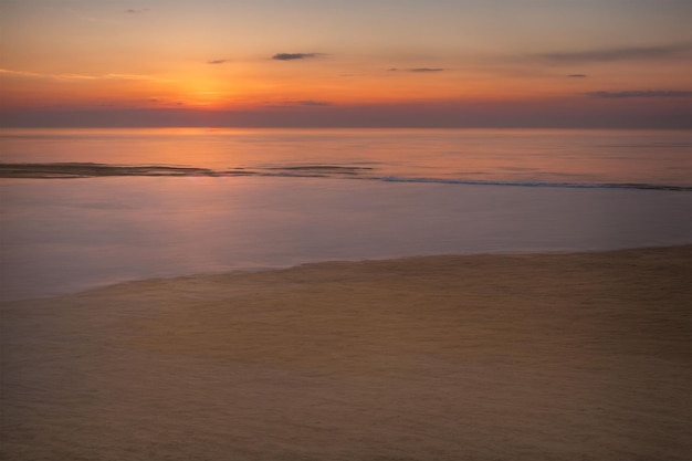 Piękny zachód słońca na plaży, długa ekspozycja, zdjęcie z długą ekspozycją