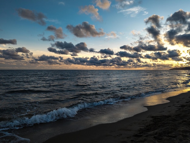 Piękny zachód słońca na plaży Gavà, Hiszpania