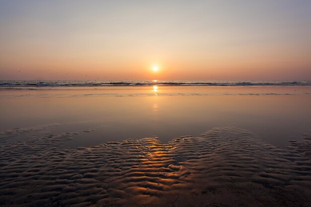 Piękny zachód słońca na plaży Goa w Indiach