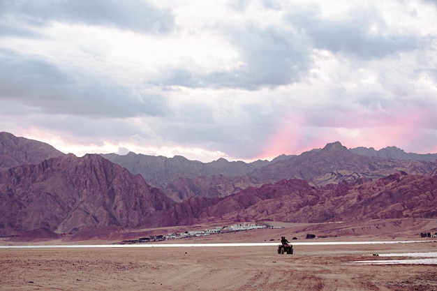 Piękny zachód słońca na plaży Lagoona, Dahab, Egipt