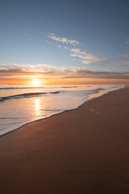 Piękny Zachód Słońca Na Plaży Mazagón Hiszpania W Tle Sylwetki Dwóch Surferów