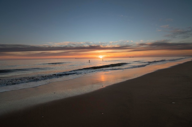 Piękny Zachód Słońca Na Plaży Mazagón Hiszpania W Tle Sylwetki Dwóch Surferów