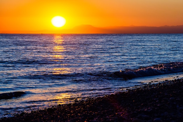 Zdjęcie piękny zachód słońca na plaży morza śródziemnego w turcji