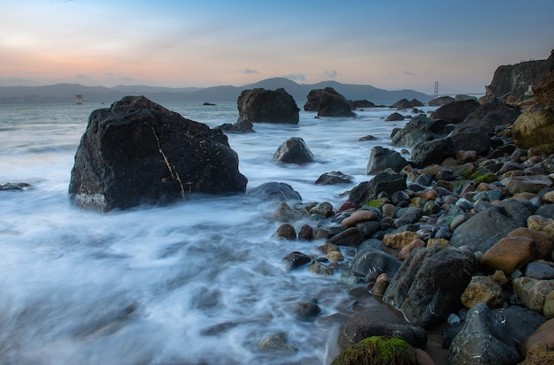 Piękny zachód słońca na plaży w San Francisco