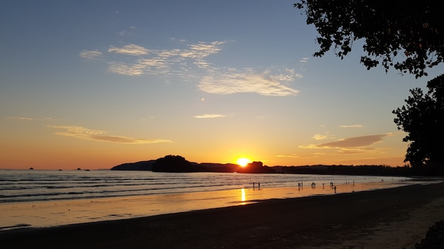 Zdjęcie piękny zachód słońca na plaży