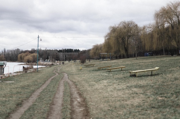 Piękny zachód słońca na tarasowym polu ryżowym w pobliżu rzeki