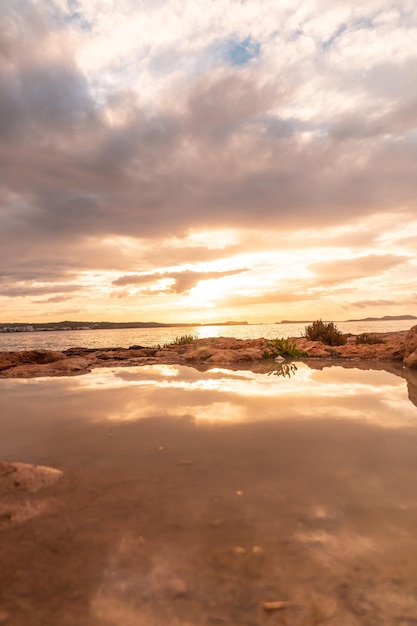 Piękny zachód słońca na zachodniej promenadzie w San Antonio Abad Ibiza Island Baleary