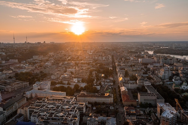 Piękny zachód słońca nad miastem Kijów z góry