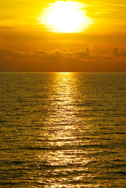 Piękny zachód słońca nad morzem