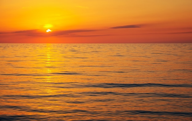 Piękny zachód słońca nad oceanem. Wschód słońca nad morzem