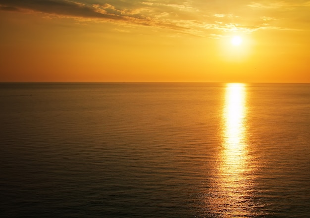 Piękny zachód słońca nad oceanem. Wschód słońca nad morzem