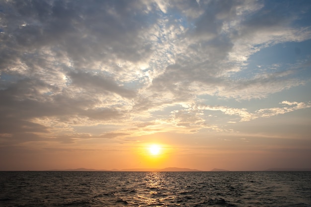 Piękny zachód słońca nad oceanem