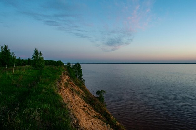 Piękny zachód słońca nad rzeką latem