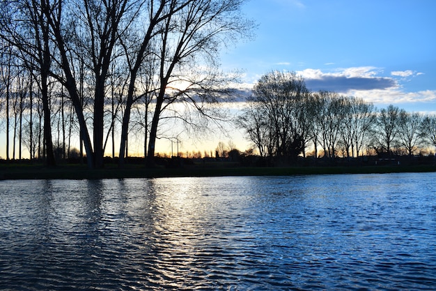 piękny zachód słońca nad rzeką Muzza