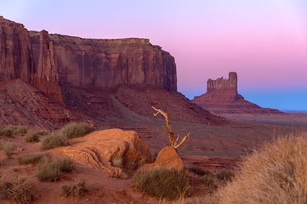 Piękny zachód słońca nad słynną Monument Valley