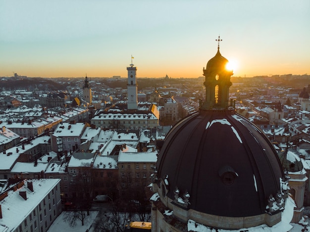 Piękny zachód słońca nad starym europejskim miastem z lotu ptaka