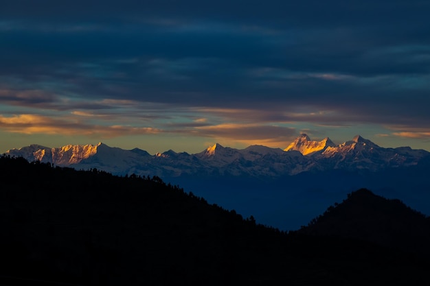 Piękny zachód słońca w górach Himalajach Baitadi, Nepal