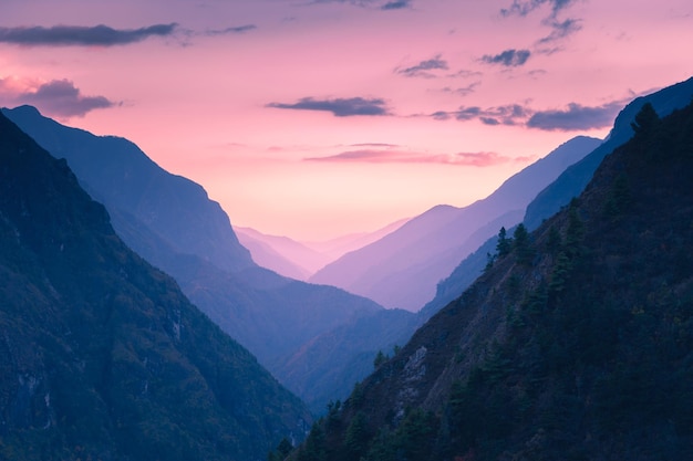 Piękny zachód słońca w górach Himalajach, Nepal. Dolina Khumbu, region Everestu, park narodowy Sagarmatha