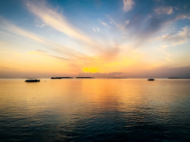Piękny zachód słońca w pobliżu wysp Malediwy