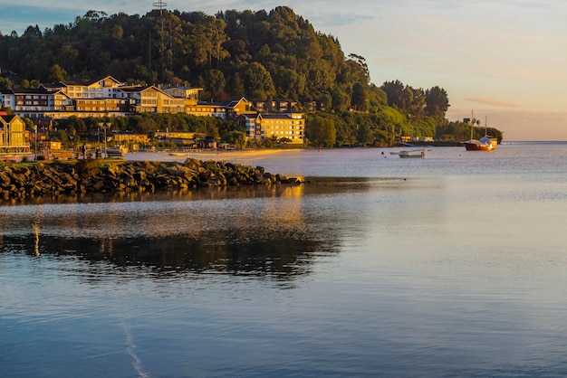 Piękny zachód słońca w Puerto Varas w Chile