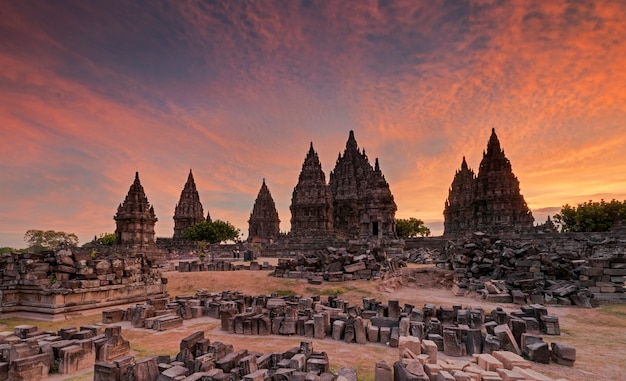 piękny zachód słońca w świątyni prambanan, Yogyakarta, Indonezja