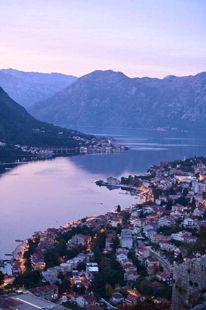 Piękny zachód słońca widok na zatokę Kotor z punktu widzenia starego miasta Kotor, Czarnogóra