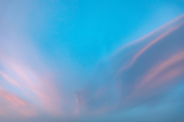 Piękny zachód słońca z kolorowymi chmuramixDxA