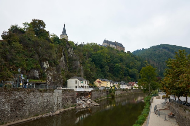 Piękny zamek Vianden w Luksemburgu na ponury dzień widok z wioski