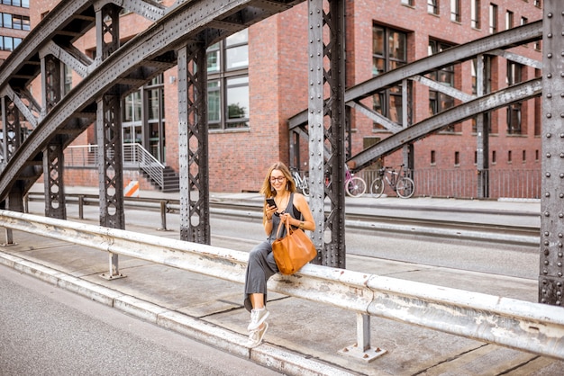 Zdjęcie piękny żelazny most z kobietą idącą w speicherstadt, zabytkowej dzielnicy magazynowej w hamburgu, niemcy