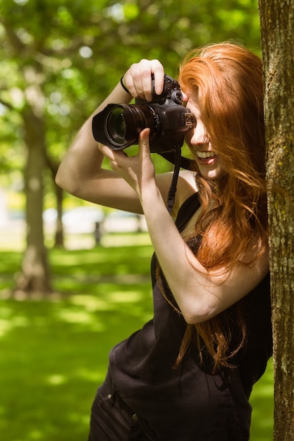 Piękny żeński fotograf przy parkiem