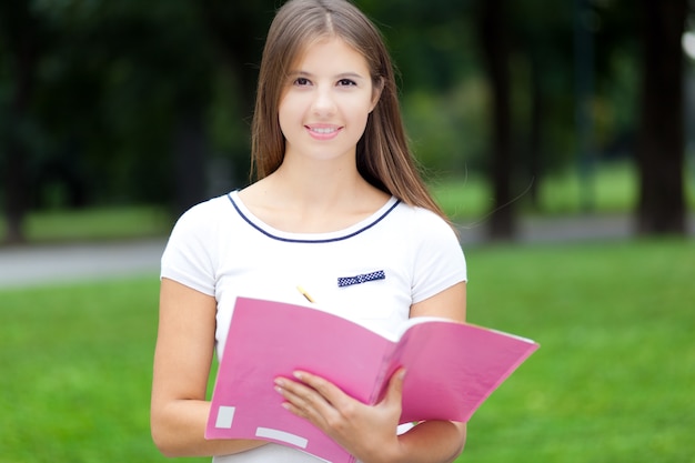 Piękny żeński Student Collegu Plenerowy