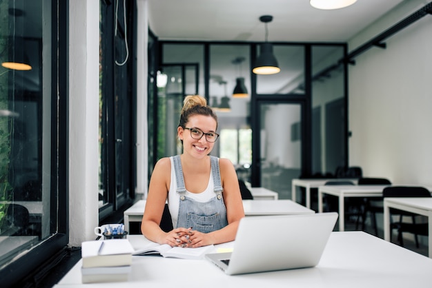 Piękny żeński Student Collegu Pracuje Na Projekcie.